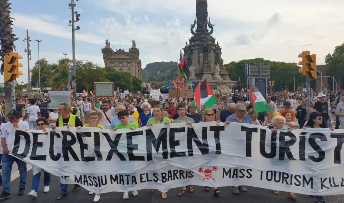 Miles protestan en Barcelona por falta de límites al turismo ...